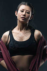 女腹肌年轻的健身女教练的肖像背景