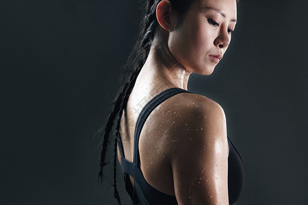 麻花辫素材后背流汗运动健身完的女运动员背景