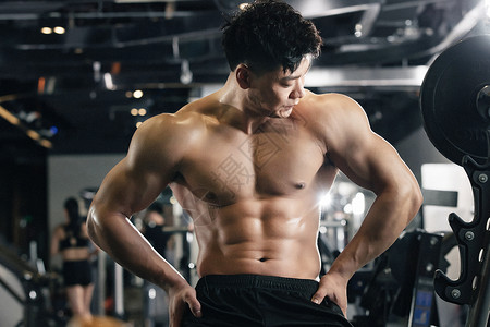 中国腹肌素材健身房锻炼塑形的青年背景