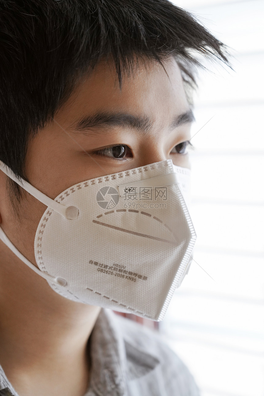 雾霾医疗空气污染戴口罩的男孩图片