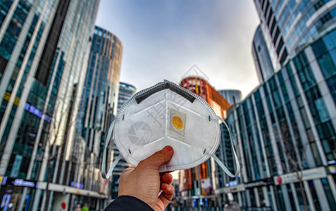 空气粘性飞盘城市背景下的N95口罩背景