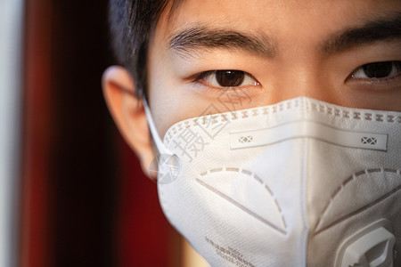 环境污染戴口罩的男孩肖像特写图片