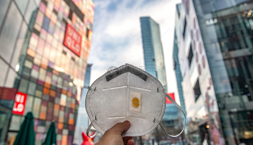 城市生活空气污染城市背景下的N95口罩图片