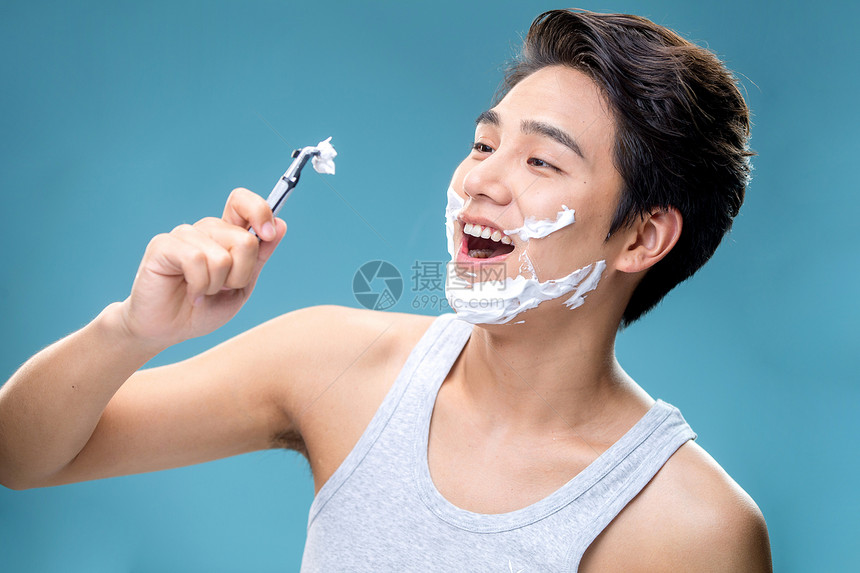 帅气的年轻男人刮胡子图片