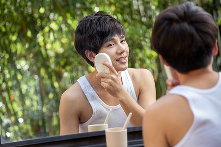 个人环保素材欣赏站着拿着户外对着镜子用面扑洗脸的年轻男人背景