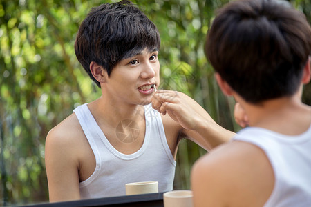 个人环保素材无忧无虑25岁到29岁户外对着镜子刷牙的年轻男人背景