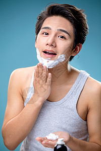 涂抹剃须膏的年轻男人图片
