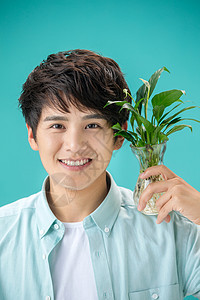 环保过滤拿着绿色植物的青年男人高清图片