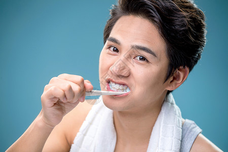 泡沫牙膏无忧无虑时尚年轻人年轻男人在刷牙背景