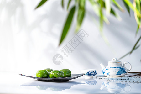 扇子茶壶和叶子白昼甜点竹叶下的青团和茶具背景
