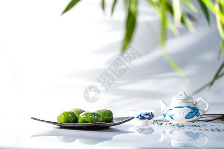 扇子茶壶和叶子文化静物无人竹叶下的青团和茶具背景