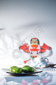 简单前景对焦食物状态青团风筝和茶具高清图片