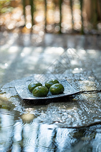 水石板彩色图片石板中华美食水面上的青团背景