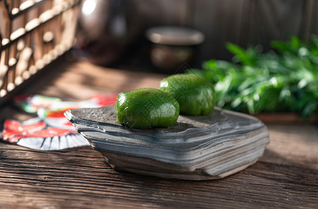 石灰岩石东方食物状态美食古典式屋内木桌上岩石盘里的青团背景