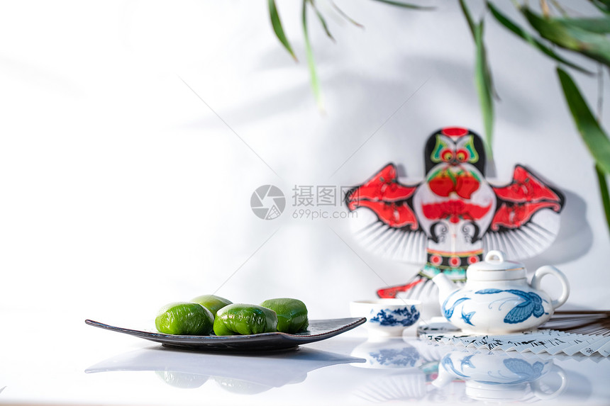 东亚文化诱惑意境竹叶下的风筝茶具和青团图片