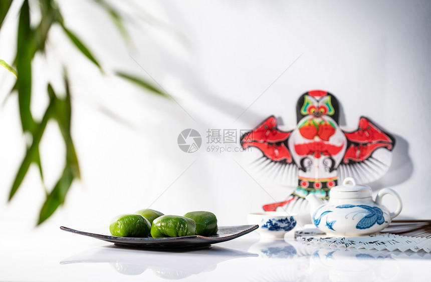 熟食户内亚洲竹叶下的风筝茶具和青团图片