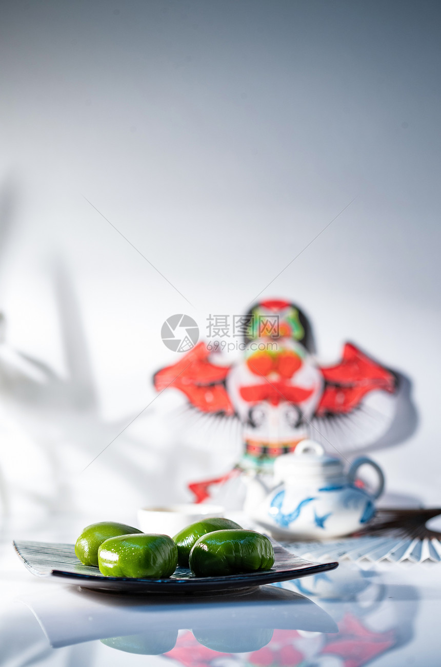 风筝茶具和一盘青团图片