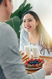 两个草莓青年男子给女朋友拿早餐背景
