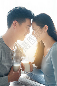 青年情侣喝牛奶高清图片