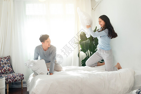 青年快乐情侣在室内玩耍高清图片