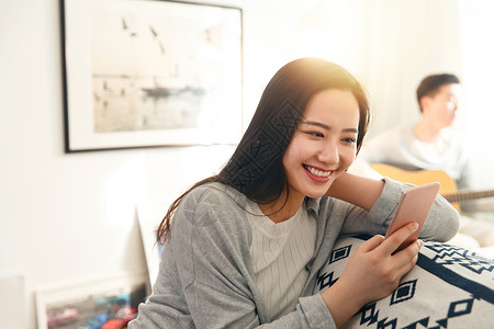 爱吉他的素材青年女人看手机背景