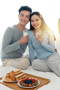青年情侣吃健康早餐图片