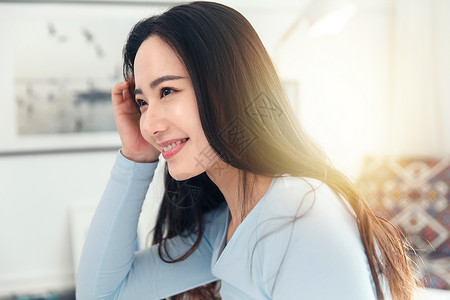 居家青年女人图片