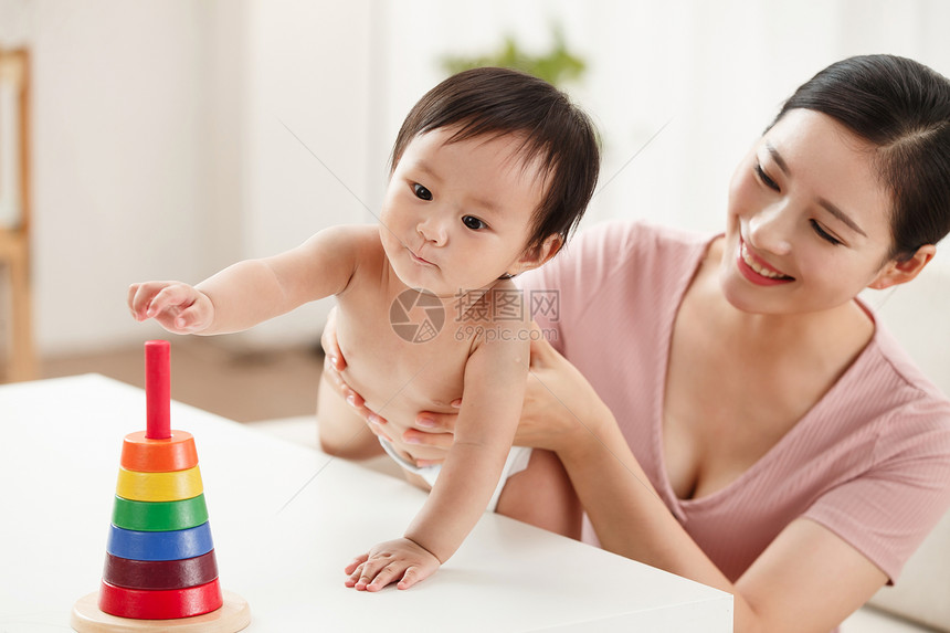 幸福妈妈陪宝宝玩耍图片