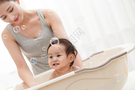 母女洗澡妈妈给宝宝洗澡背景