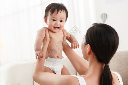 亚洲人幼儿单亲家庭妈妈陪宝宝玩耍图片