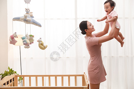 纯洁6到11个月独生子家庭妈妈哄宝宝玩耍图片