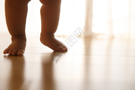 宝宝学走路婴儿地板高清图片