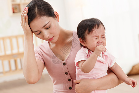 婴儿希望发脾气哭闹的宝宝和头疼的妈妈背景
