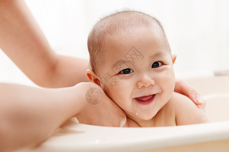 妈妈给宝宝洗澡高清图片