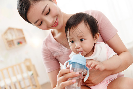 婴儿饮食妈妈喂宝宝喝水背景