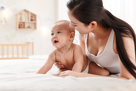 男婴相伴趴着妈妈陪宝宝玩耍图片