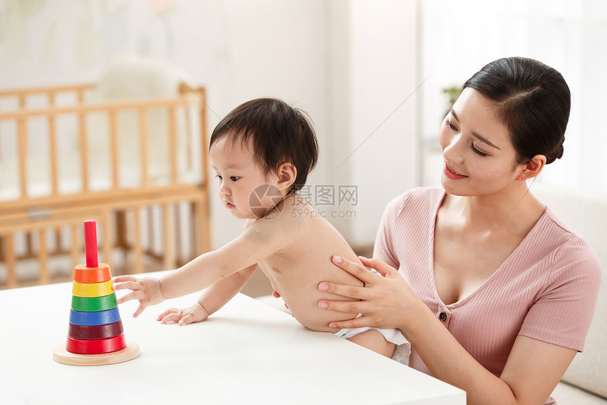 亚洲人纯净妈妈陪宝宝玩耍图片