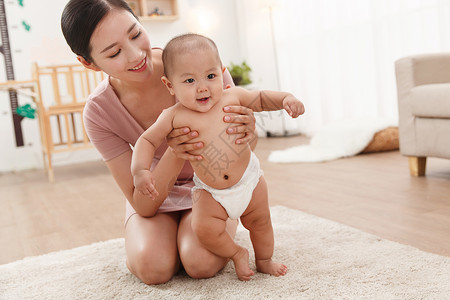 行走男孩妈妈协助宝宝行走背景