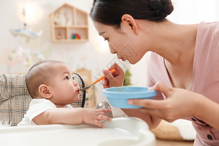家庭生活妈妈喂宝宝吃饭高清图片