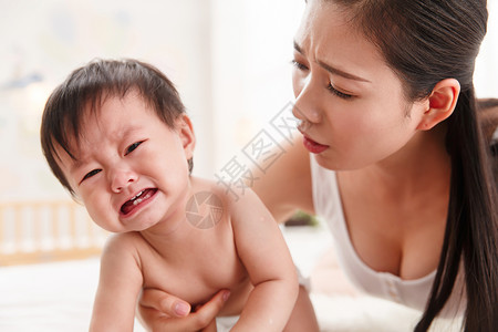妈妈哄哭泣的宝宝图片