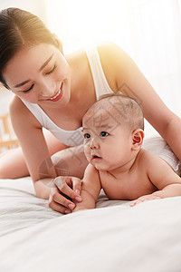 亚洲人女人纸尿裤妈妈陪宝宝玩耍图片