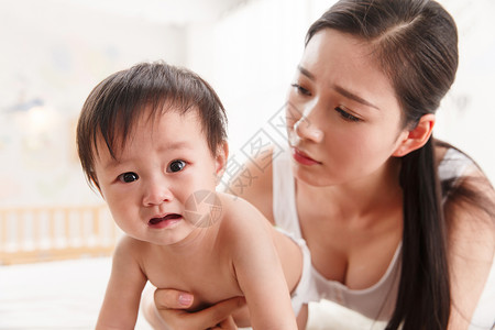 幸福东亚东方人妈妈和宝宝图片