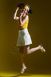 美女休闲活动跳跃快乐的年轻女人图片
