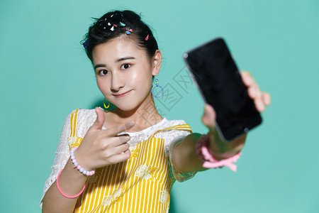 美女20多岁成年人年轻女人拿着手机图片