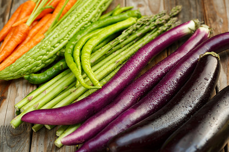 紫色胡萝卜新鲜蔬菜背景