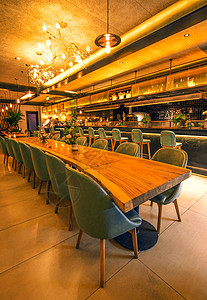 闪亮的桌子温馨餐厅图片