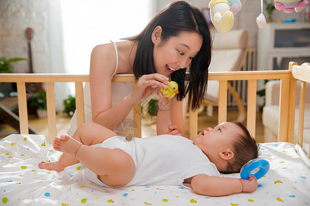 玩具安全6到12个月单亲家庭母亲妈妈陪宝宝玩耍背景