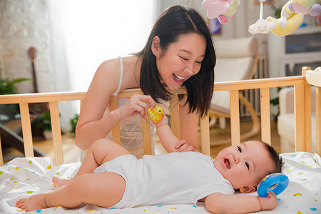 亚洲享乐摄影妈妈陪宝宝玩耍图片