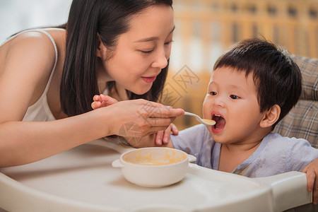 婴儿用品幸福温馨家园妈妈喂宝宝吃饭高清图片