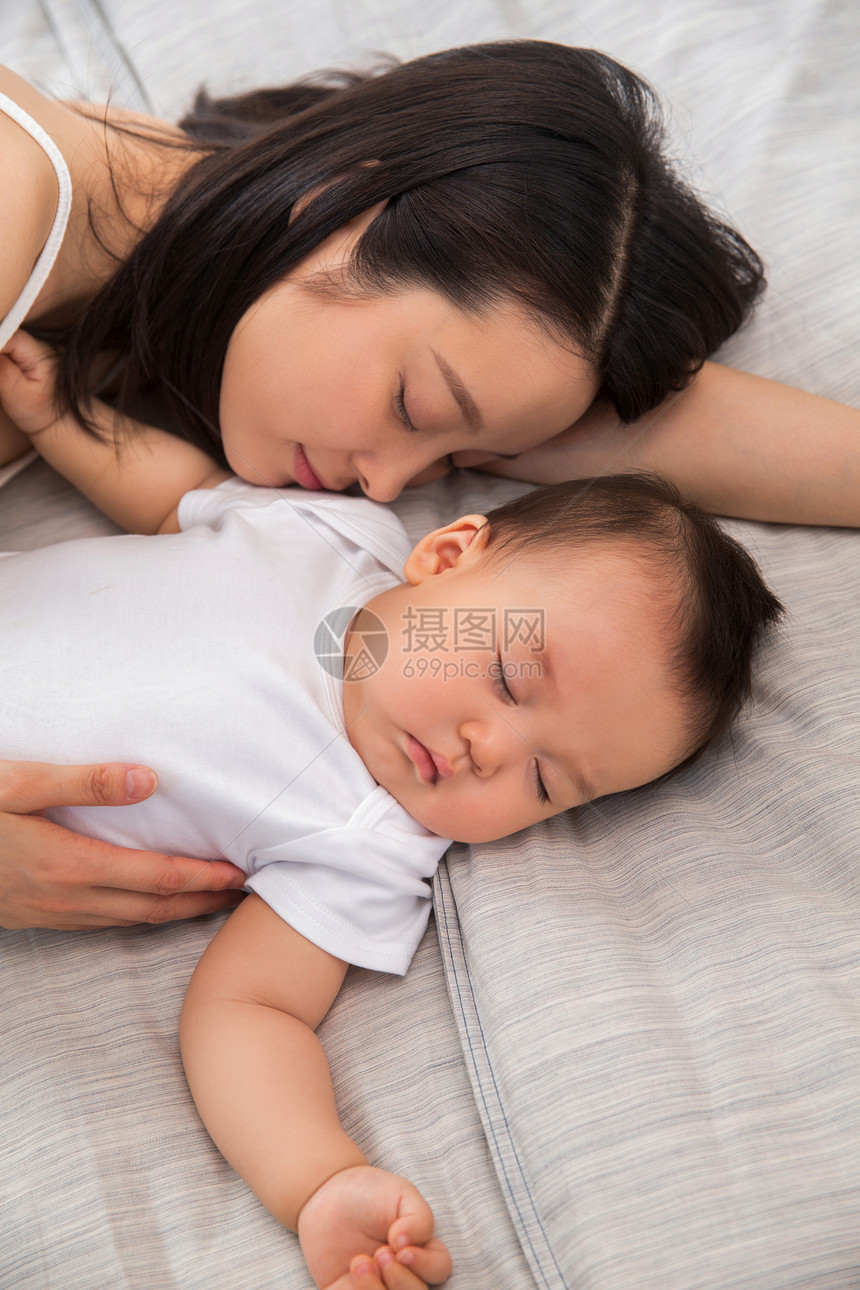 母婴愉悦不看镜头妈妈陪宝宝睡觉图片
